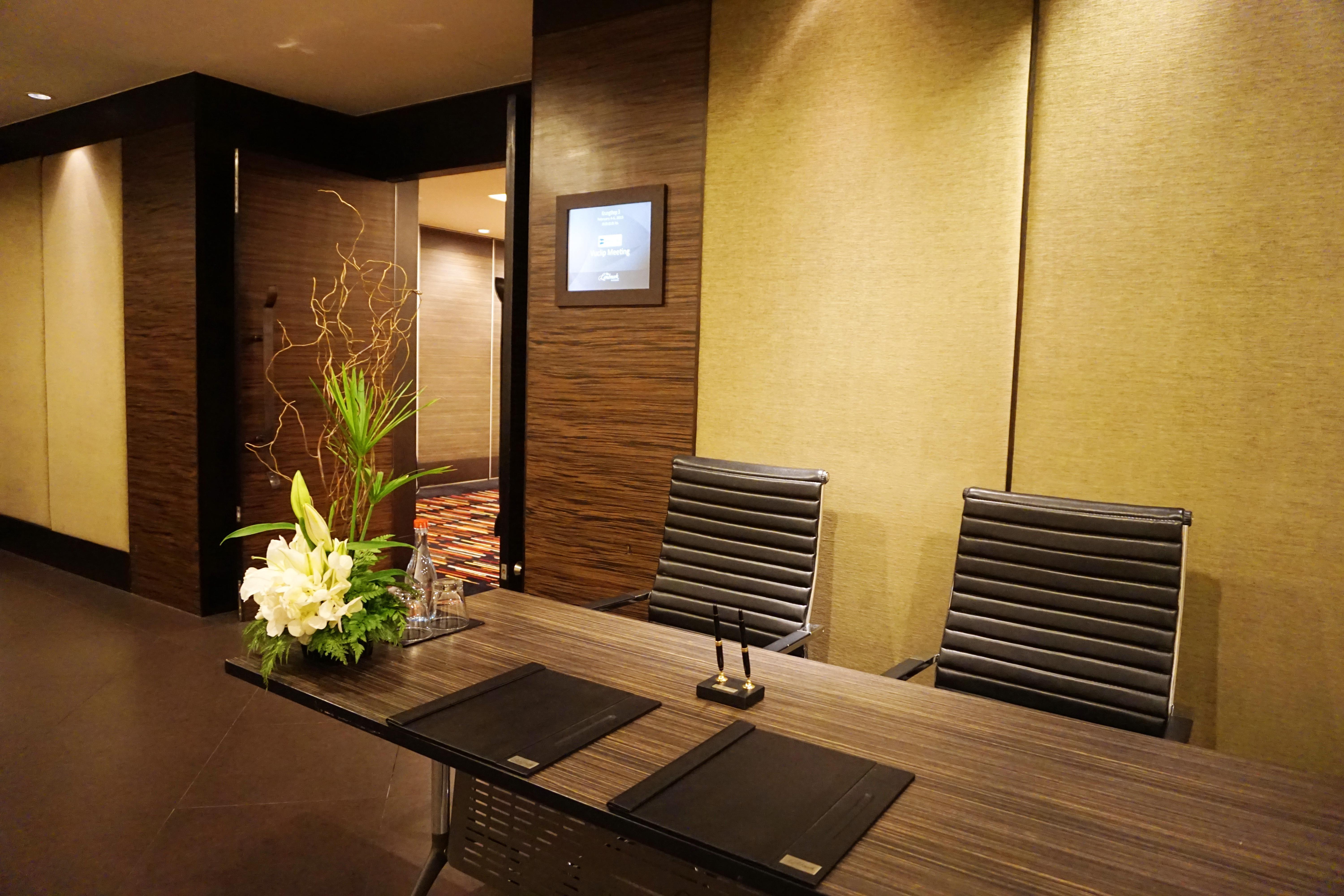 The Landmark Бангкок Экстерьер фото A meeting room at a hotel