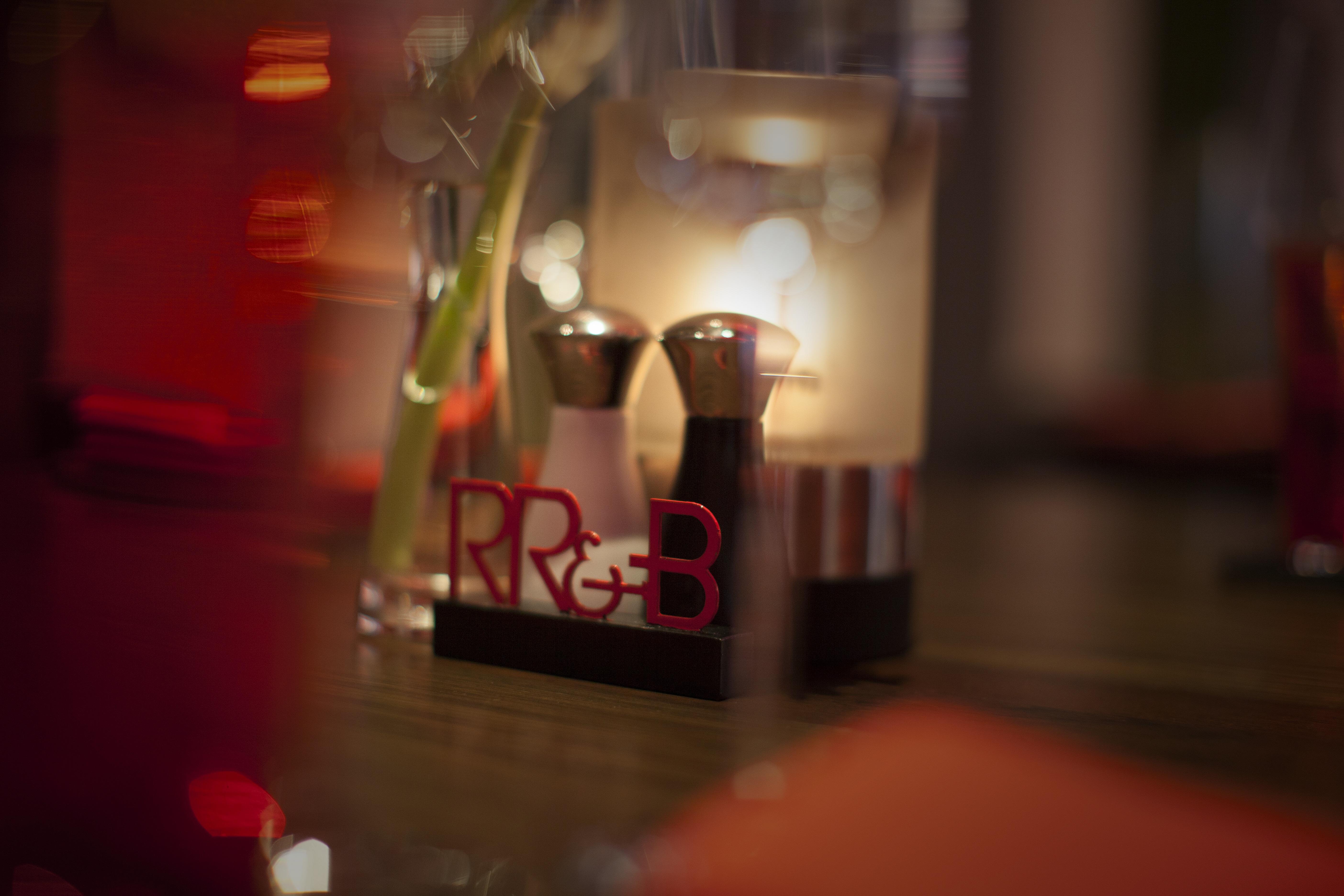 The Landmark Бангкок Экстерьер фото The R&B logo